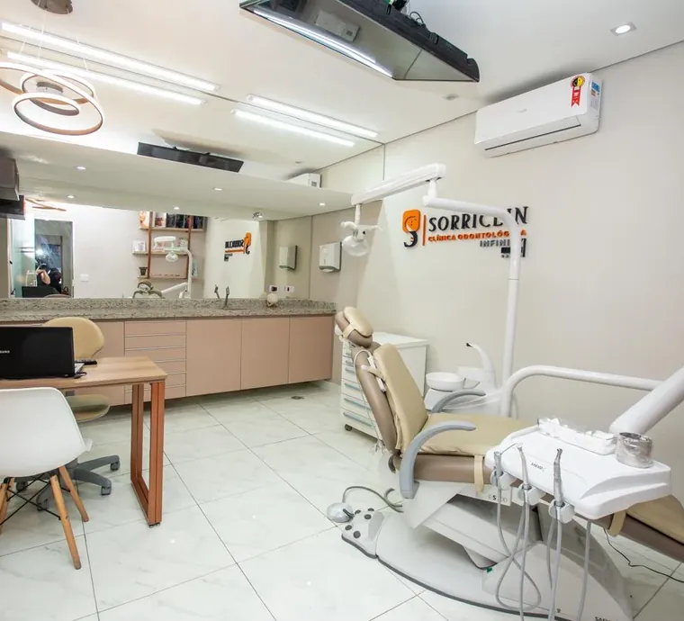 Consultório da Sorriclin com cadeira odontológica e bancada