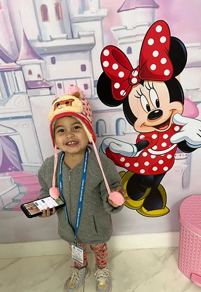 Menina com a Minnie na parede da sala infantil